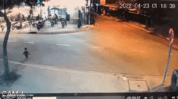 TP.HCM: Theo mẹ đi bán vé số lúc 1h sáng, bé trai 4 tuổi bị xe máy húc văng nhiều mét, gãy xương đùi phải nhập viện điều trị-1