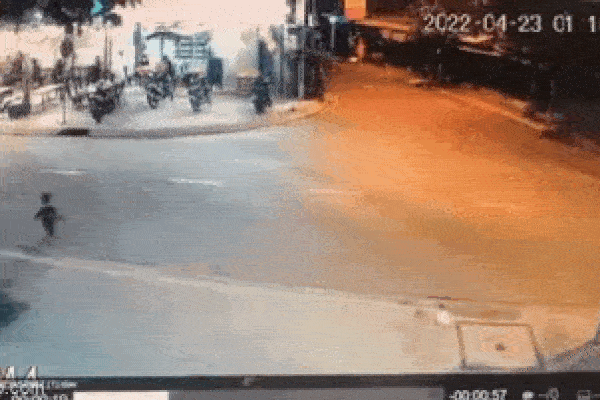 TP.HCM: Theo mẹ đi bán vé số lúc 1h sáng, bé trai 4 tuổi bị xe máy húc văng nhiều mét, gãy xương đùi phải nhập viện điều trị