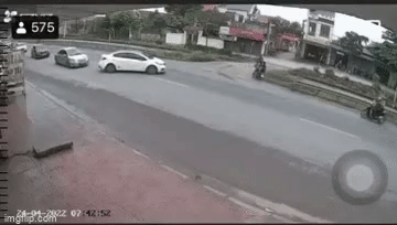 Thương tâm chồng gào khóc khi vợ bị xe tải cán tử vong tại chỗ-1