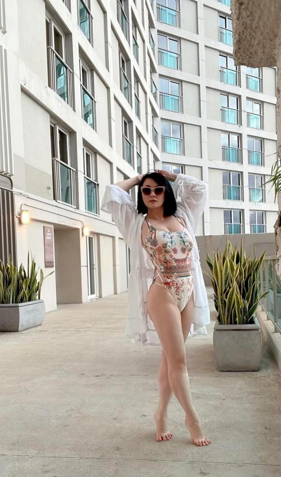 Vợ cũ Bằng Kiều gây bấn loạn cõi mạng khi tự tin diện bikini cực hot, dáng dấp ở ngưỡng U60 nhưng sao mà đỉnh quá!-1