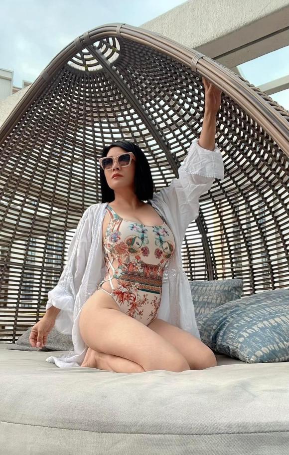 Vợ cũ Bằng Kiều gây bấn loạn cõi mạng khi tự tin diện bikini cực hot, dáng dấp ở ngưỡng U60 nhưng sao mà đỉnh quá!-2
