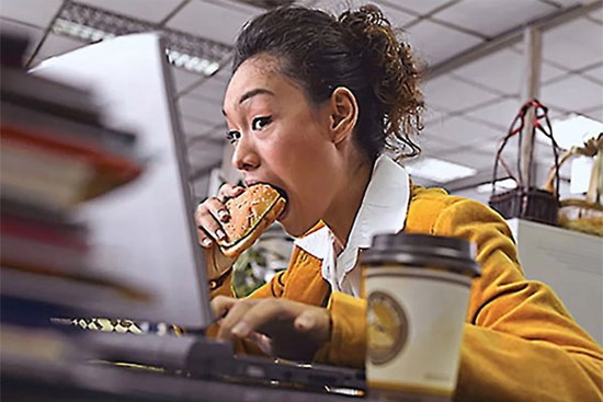 Gầy như 'xác ve' vẫn máu nhiễm mỡ: Bác sĩ chỉ ra 'thủ phạm' cả triệu dân văn phòng mắc