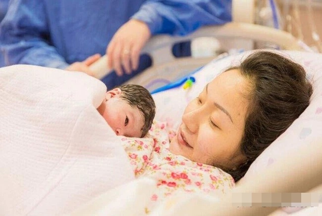 Sinh mổ 3 lần, mẹ quyết định sinh thêm đứa thứ 4 thì bị bác sĩ ngăn cản: Tử cung cô mỏng như tờ giấy”-1