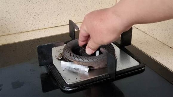 Hôm nay mình mới biết trên bếp gas có một cơ chế nhỏ, chỉ cần di chuyển bằng que tăm là có thể tiết kiệm được rất nhiều tiền gas một năm-1