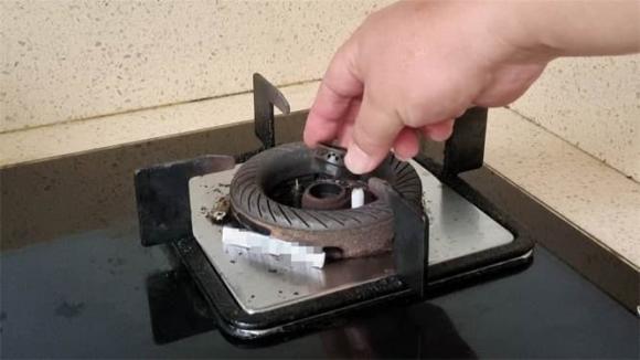 Hôm nay mình mới biết trên bếp gas có một cơ chế nhỏ, chỉ cần di chuyển bằng que tăm là có thể tiết kiệm được rất nhiều tiền gas một năm-3