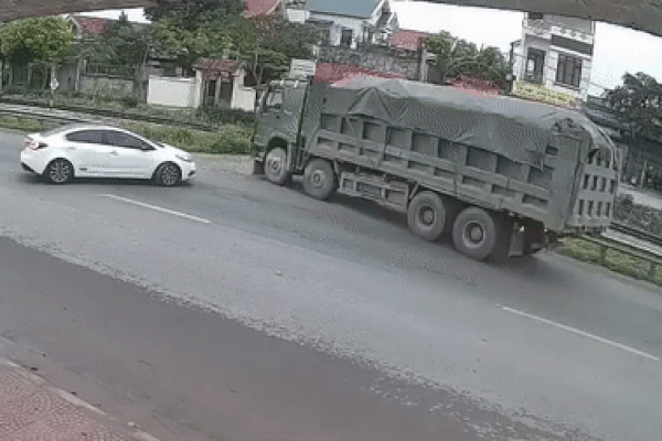 Né xe con, xe tải tông trúng người phụ nữ, tử vong tại chỗ