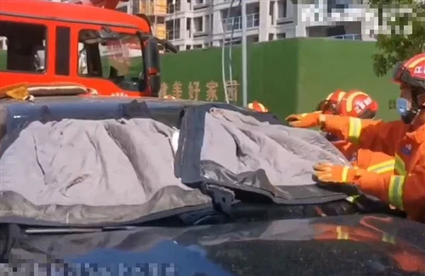 Clip: Em bé mắc kẹt trong ô tô gào khóc, bố mẹ đứng ngoài lập tức có hành động khó tin nhận hàng loạt gạch đá từ dân mạng-1