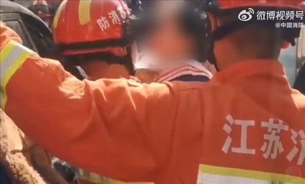 Clip: Em bé mắc kẹt trong ô tô gào khóc, bố mẹ đứng ngoài lập tức có hành động khó tin nhận hàng loạt gạch đá từ dân mạng-2