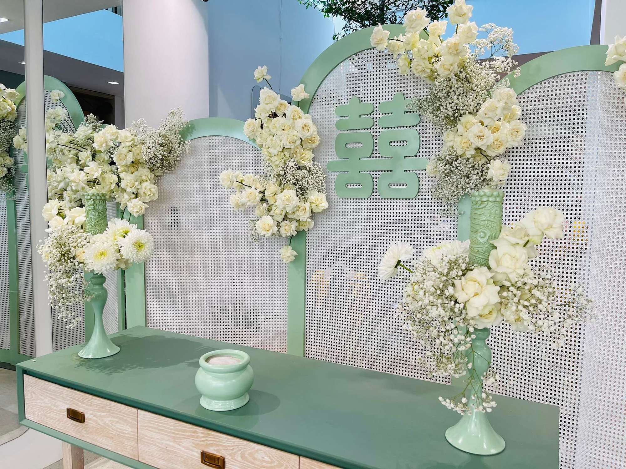 Đám cưới Phương Trinh Jolie - Lý Bình: Nhà riêng trang hoàng đầy hoa tươi, tông màu cưới xanh mint quá xinh-6