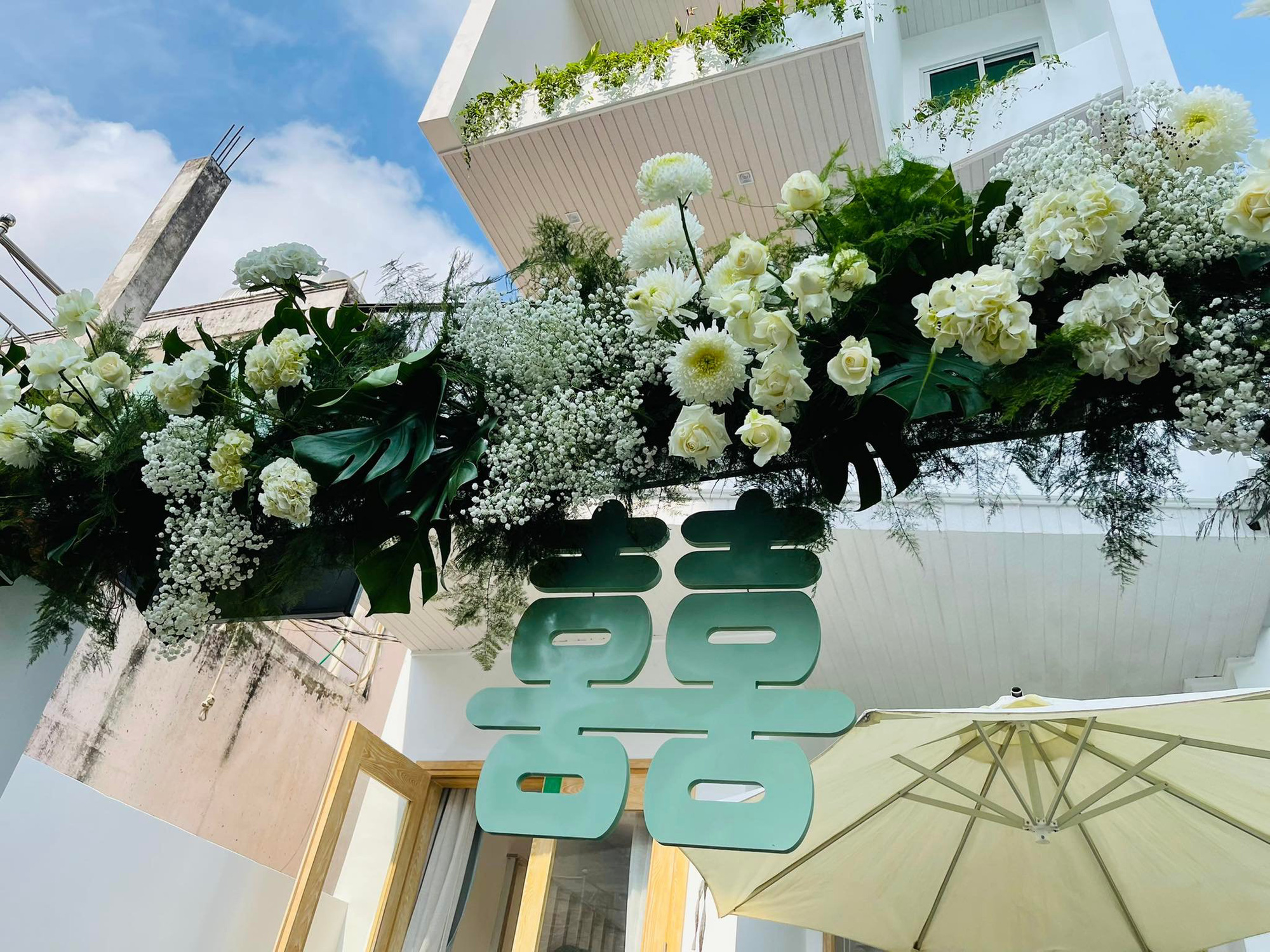 Đám cưới Phương Trinh Jolie - Lý Bình: Nhà riêng trang hoàng đầy hoa tươi, tông màu cưới xanh mint quá xinh-4