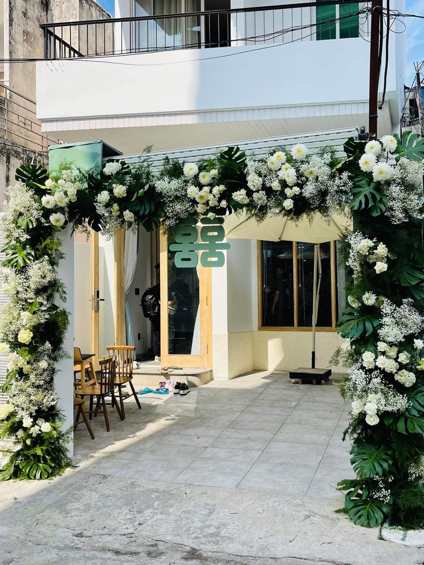 Đám cưới Phương Trinh Jolie - Lý Bình: Nhà riêng trang hoàng đầy hoa tươi, tông màu cưới xanh mint quá xinh-2