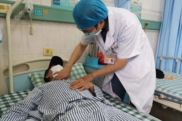 Dân văn phòng thường chạm vào tam giác chết” ở cổ mỗi khi đau mỏi mà không hề biết có 3 nguy hiểm đang rình rập, thậm chí mất mạng như chơi-4