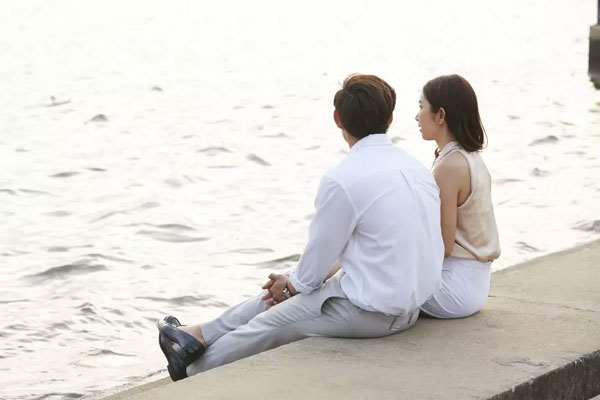 Lúc xem phòng cưới, chồng tương lai chỉ vào chiếc gối ôm giữa giường và nói một câu làm tôi tái mặt-1