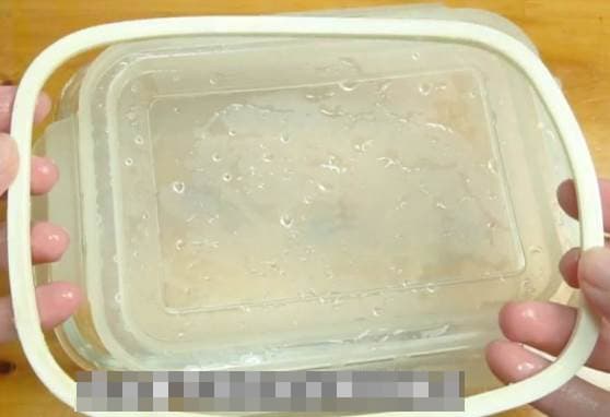 Dù miếng dán hộp cơm bằng thủy tinh có màu đen hay ố vàng đến đâu, hãy học mẹo này để làm sạch, nhanh chóng và tiết kiệm công sức-2