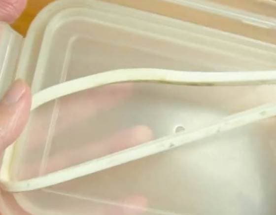 Dù miếng dán hộp cơm bằng thủy tinh có màu đen hay ố vàng đến đâu, hãy học mẹo này để làm sạch, nhanh chóng và tiết kiệm công sức-3