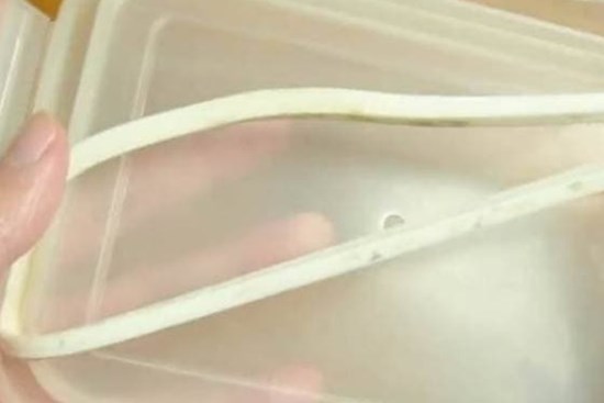 Dù miếng dán hộp cơm bằng thủy tinh có màu đen hay ố vàng đến đâu, hãy học mẹo này để làm sạch, nhanh chóng và tiết kiệm công sức