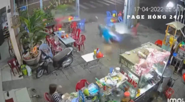 Thanh niên chạy xe máy lao thẳng vào quán mì Quảng giữa đêm, gia chủ la hét thất kinh chứng kiến hiện trường-1