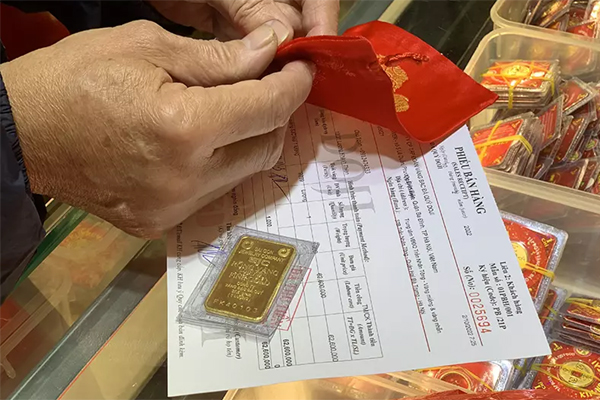 Giá vàng hôm nay 26/4: USD lên đỉnh 2 năm, vàng bị bán tháo-2