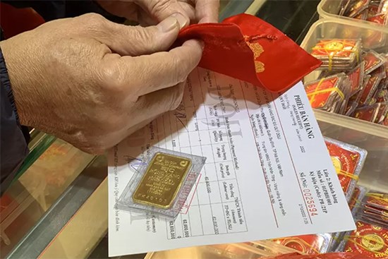 Giá vàng hôm nay 25/4: Lo Mỹ tăng lãi suất, vàng rập rình giảm giá