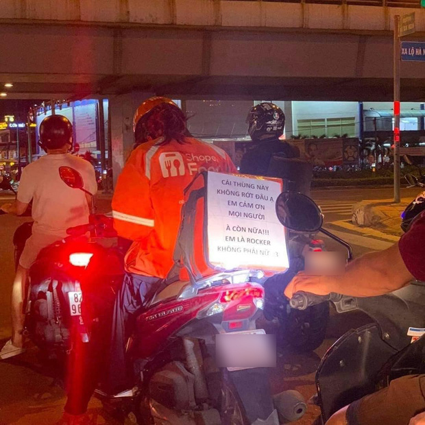 Anh shipper dán tờ thông báo cỡ lớn phía sau thùng hàng, người dừng đèn đỏ đều tủm tỉm khi lướt qua-1