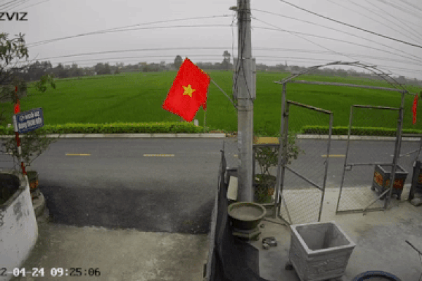 Lao từ trong ngõ ra đường lớn, bé trai đi xe đạp bị ô tô tải tông văng cả chục mét