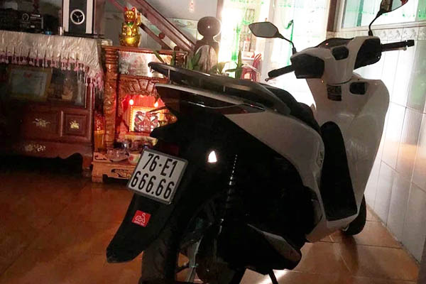 Hà Nội: Phạt cô gái trẻ gần 9 triệu đồng vì buông 2 tay khi lái xe máy-2