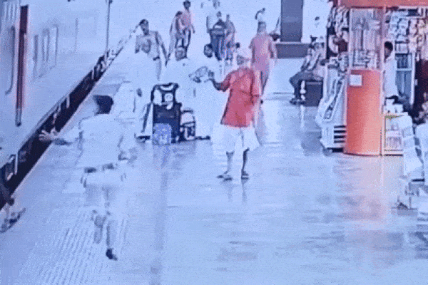 Cảnh sát cứu sống hành khách trượt chân khỏi đoàn tàu đang chạy