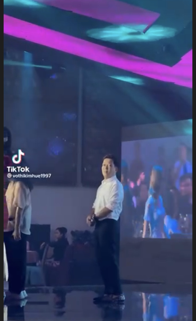 Trường Giang bị bắt gặp khoảnh khắc đứng bơ vơ giữa sự kiện, lí do phía sau thế nào mà ẵm 10 điểm tinh tế?-2