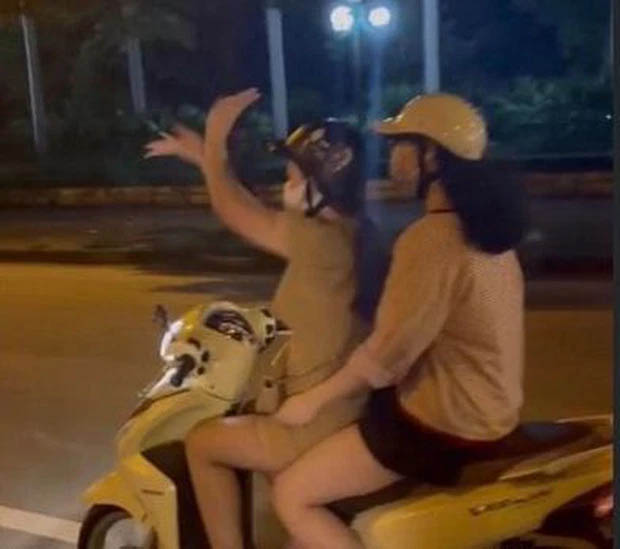 Hà Nội: Phạt cô gái trẻ gần 9 triệu đồng vì buông 2 tay khi lái xe máy-1