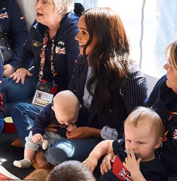 Khoảnh khắc Meghan có hành động đặc biệt chưa từng thấy khiến cô được ví giống hệt Công nương Diana-1