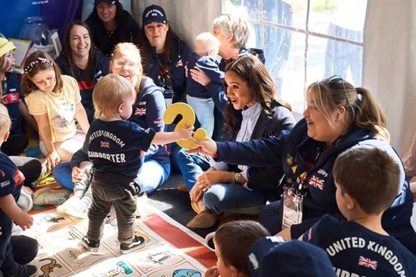 Khoảnh khắc Meghan có hành động đặc biệt chưa từng thấy khiến cô được ví giống hệt Công nương Diana-2