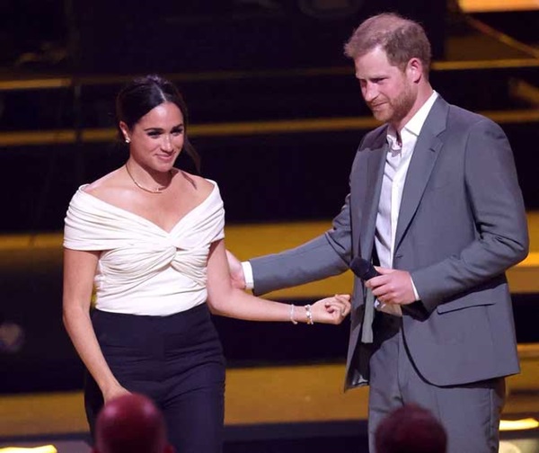 Khoảnh khắc Meghan có hành động đặc biệt chưa từng thấy khiến cô được ví giống hệt Công nương Diana-4