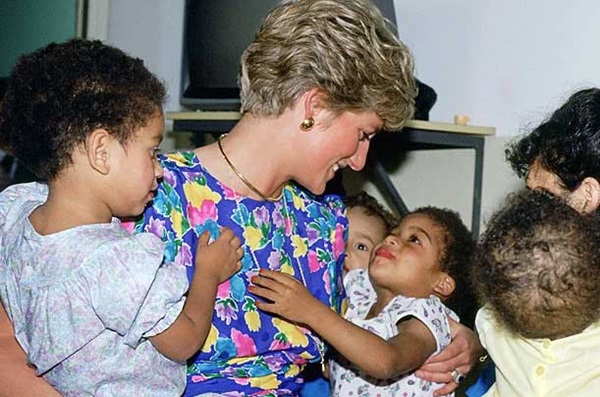 Khoảnh khắc Meghan có hành động đặc biệt chưa từng thấy khiến cô được ví giống hệt Công nương Diana-3