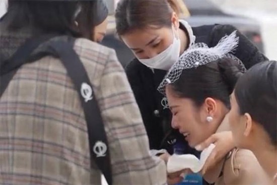 Rộ clip Nam Em khóc nức nở sau đêm Chung khảo Miss World, nguyên do vì phần thi gây tranh cãi?