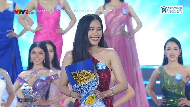 Rộ clip Nam Em khóc nức nở sau đêm Chung khảo Miss World, nguyên do vì phần thi gây tranh cãi?-8