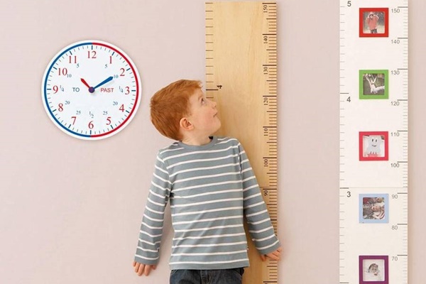 Bé trai 3 tuổi cầm chổi quét nhà đâu ra đấy, dân mạng không khỏi trầm trồ: Đẻ được đứa con mát lòng dạ quá-2