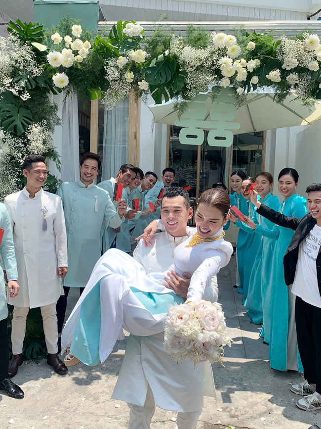 Loạt khoảnh khắc vợ chồng Phương Trinh Jolie - Lý Bình đeo vàng nặng trĩu trong lễ rước dâu, tổng giá trị sính lễ hơn 10 tỷ đồng-5