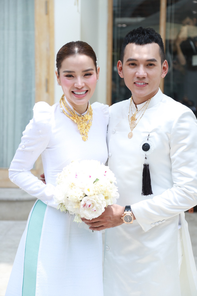 Loạt khoảnh khắc vợ chồng Phương Trinh Jolie - Lý Bình đeo vàng nặng trĩu trong lễ rước dâu, tổng giá trị sính lễ hơn 10 tỷ đồng-3