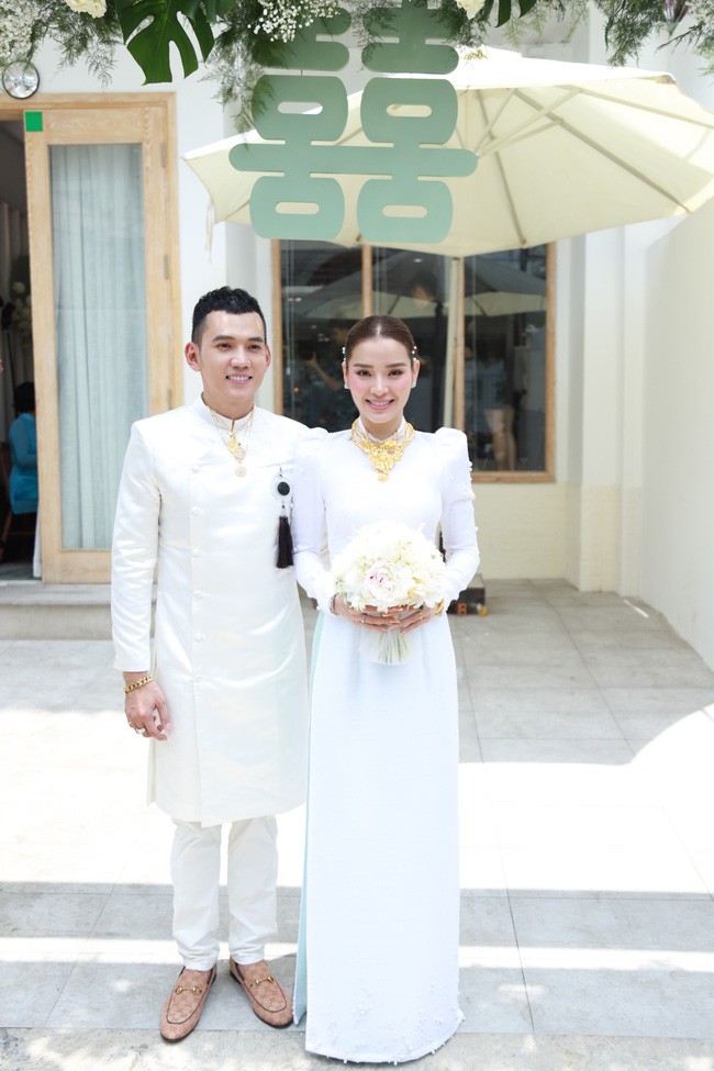 Loạt khoảnh khắc vợ chồng Phương Trinh Jolie - Lý Bình đeo vàng nặng trĩu trong lễ rước dâu, tổng giá trị sính lễ hơn 10 tỷ đồng-4