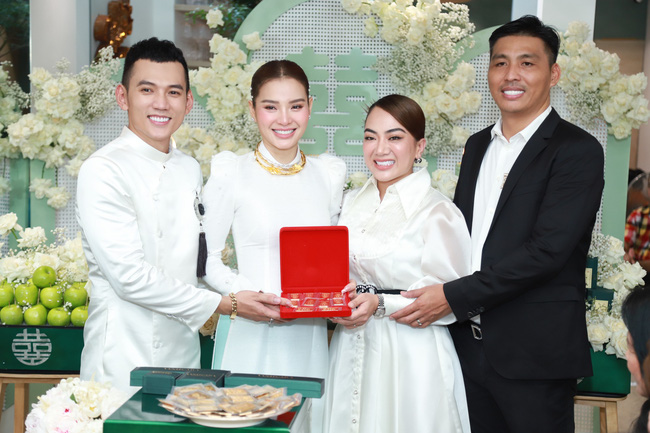 Loạt khoảnh khắc vợ chồng Phương Trinh Jolie - Lý Bình đeo vàng nặng trĩu trong lễ rước dâu, tổng giá trị sính lễ hơn 10 tỷ đồng-2