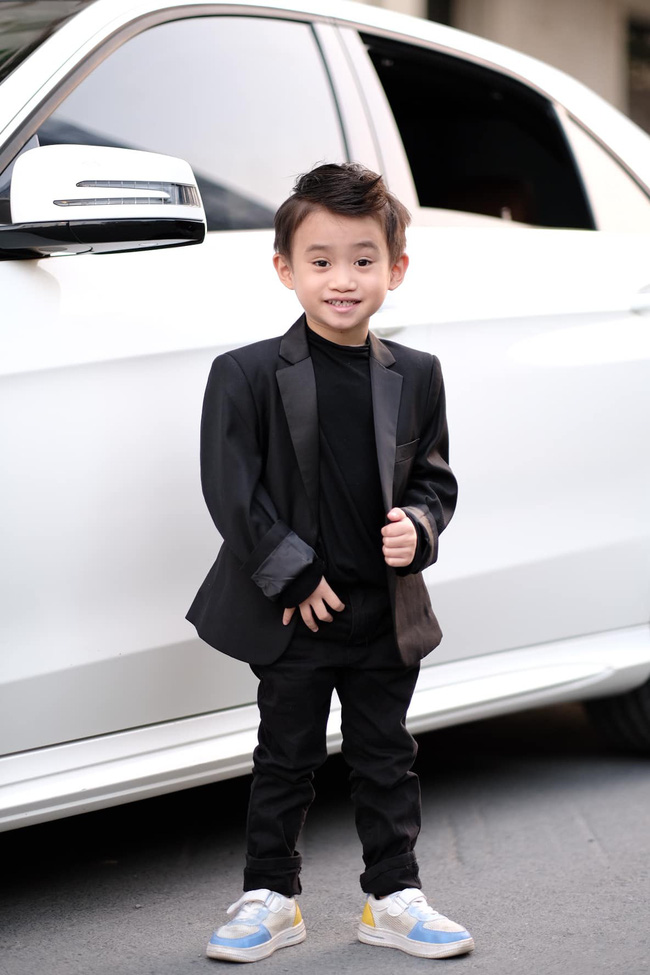 Clip 9 triệu view siêu ngầu của cậu bé 4 tuổi: Tự vệ sinh cá nhân, màn tự lái moto đến trường chất như nước cất-1