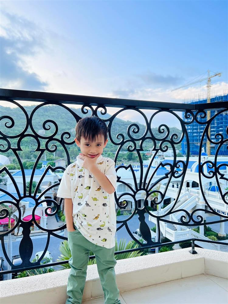 Clip 9 triệu view siêu ngầu của cậu bé 4 tuổi: Tự vệ sinh cá nhân, màn tự lái moto đến trường chất như nước cất-2