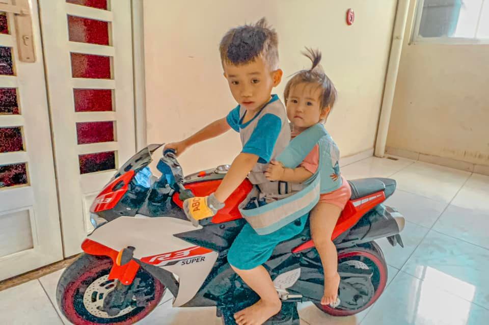 Clip 9 triệu view siêu ngầu của cậu bé 4 tuổi: Tự vệ sinh cá nhân, màn tự lái moto đến trường chất như nước cất-5