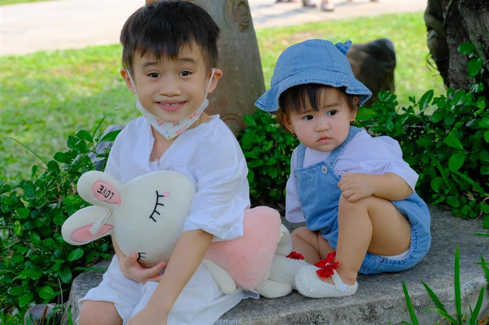 Clip 9 triệu view siêu ngầu của cậu bé 4 tuổi: Tự vệ sinh cá nhân, màn tự lái moto đến trường chất như nước cất-7