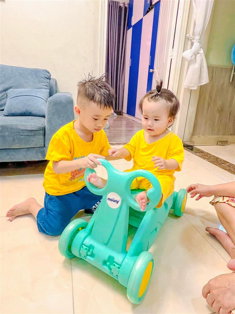 Clip 9 triệu view siêu ngầu của cậu bé 4 tuổi: Tự vệ sinh cá nhân, màn tự lái moto đến trường chất như nước cất-8