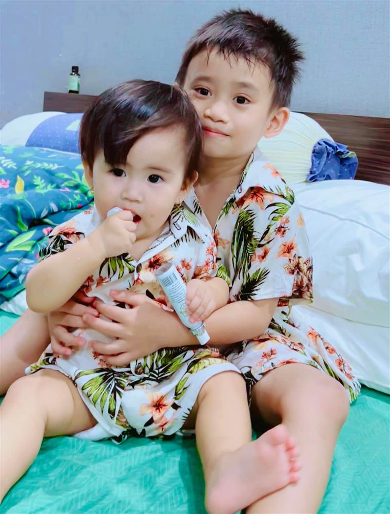 Clip 9 triệu view siêu ngầu của cậu bé 4 tuổi: Tự vệ sinh cá nhân, màn tự lái moto đến trường chất như nước cất-9