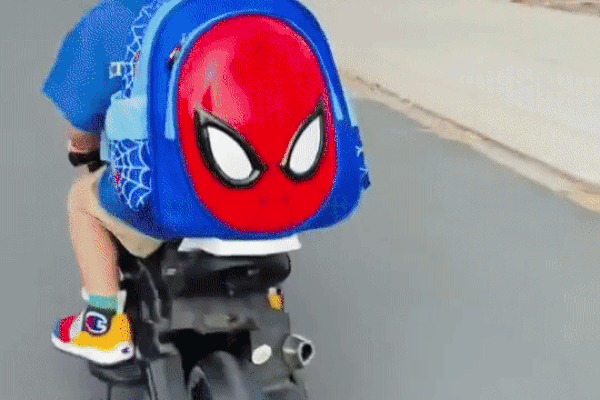 Clip 9 triệu view 'siêu ngầu' của cậu bé 4 tuổi: Tự vệ sinh cá nhân, màn tự lái moto đến trường 'chất như nước cất'