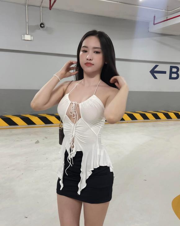 Hot girl Thúy Vi diện đồ tua rua, lộ miếng dán ngực khi tạo dáng chụp ảnh ở bãi đỗ xe-1
