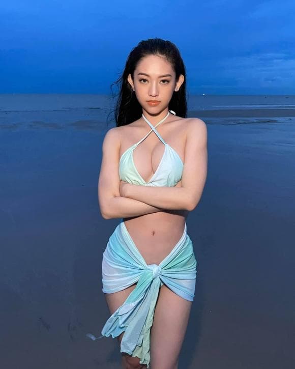 Hot girl Thúy Vi diện đồ tua rua, lộ miếng dán ngực khi tạo dáng chụp ảnh ở bãi đỗ xe-4
