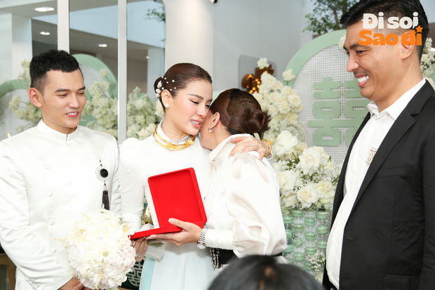 Xuất hiện bạn thân chơi lớn trong đám cưới Jolie Phương Trinh: Quà cưới sương sương 700 triệu!-3